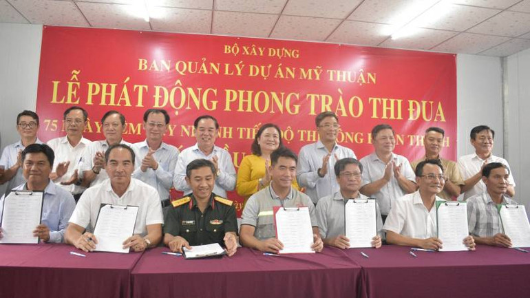 Ban quản lý Dự án Mỹ Thuận phát động Phong trào thi đua "75 ngày đêm đẩy nhanh tiến độ thi công hoàn thành Dự án cầu Rạch Miễu 2". (Ảnh: HOÀNG TRUNG)