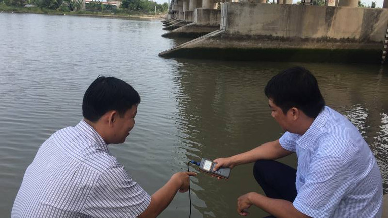 Ngành nông nghiệp thường xuyên đo độ mặn để có giải pháp ứng phó kịp thời. (Ảnh: HOÀNG TRUNG)