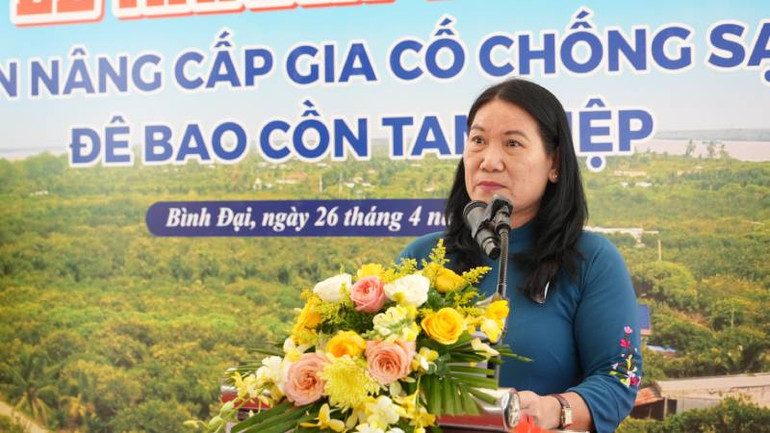 Phó Chủ tịch Ủy ban nhân dân tỉnh Bến Tre Nguyễn Thị Bé Mười phát biểu tại buổi Lễ khánh thành. (Ảnh: HOÀNG TRUNG)