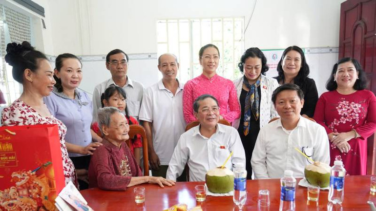 Phó Chủ tịch Quốc hội Nguyễn Đức Hải cùng đoàn công tác thăm Mẹ Việt Nam anh hùng Lê Thị Hai, ngụ xã Châu Hòa, huyện Giồng Trôm, tỉnh Bến Tre. (Ảnh: HOÀNG TRUNG)