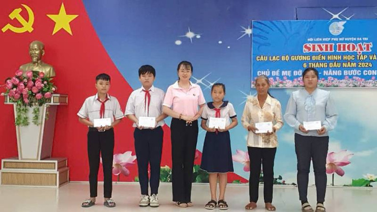 Mô hình “Mẹ đỡ đầu – yêu thương và chia sẻ” đã đỡ đầu 5 em mồ côi do Covid-19. (Ảnh: HOÀNG TRUNG)