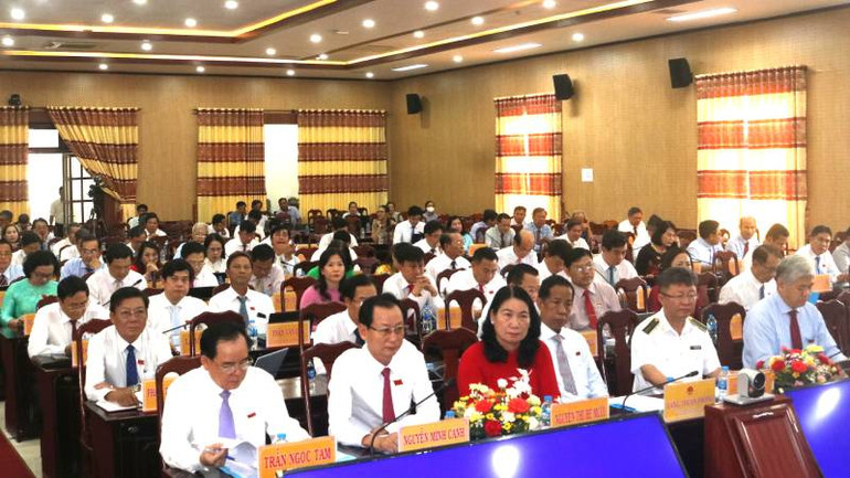 Hội đồng nhân dân tỉnh Bến Tre thông qua 27 nghị quyết phát triển kinh tế-xã hội. (Ảnh HOÀNG TRUNG) Hội đồng nhân dân tỉnh Bến Tre thông qua 27 nghị quyết phát triển kinh tế-xã hội. (Ảnh HOÀNG TRUNG)