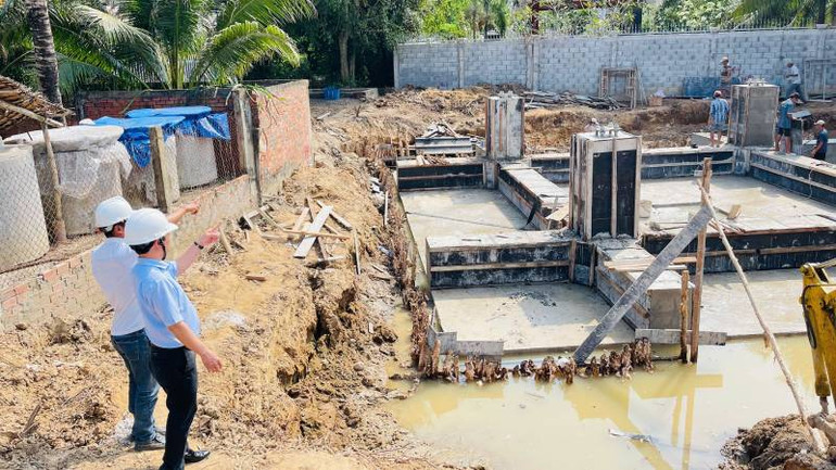 Thi công trụ đường dây điện 110kV trên địa bàn huyện Bình Đại. (Ảnh: HOÀNG TRUNG)