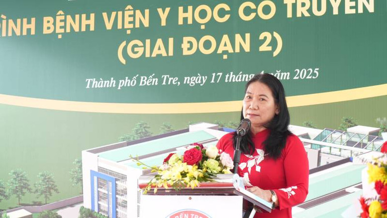 Phó Chủ tịch Ủy ban nhân dân tỉnh Bến Tre phát biểu tại Lễ khánh thành. (Ảnh: HOÀNG TRUNG)