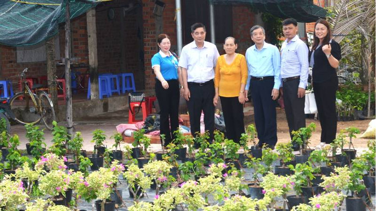 Đoàn công tác khảo sát mô hình cộng đồng phòng tránh thiên tại trên địa bàn huyện Mỏ Cày Bắc. (Ảnh: HOÀNG TRUNG) Đoàn công tác khảo sát mô hình cộng đồng phòng tránh thiên tại trên địa bàn huyện Mỏ Cày Bắc. (Ảnh: HOÀNG TRUNG)