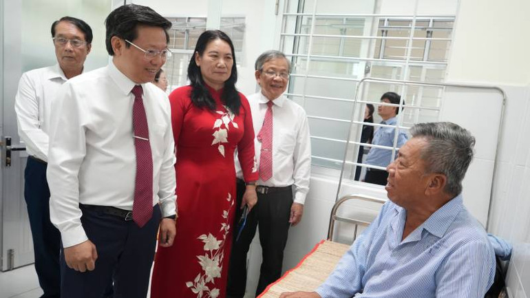 Lãnh đạo tỉnh Bến Tre thăm hỏi bệnh nhân đang điều trị tại Bệnh viện Y học cổ truyền Trần Văn An. (Ảnh: HOÀNG TRUNG)