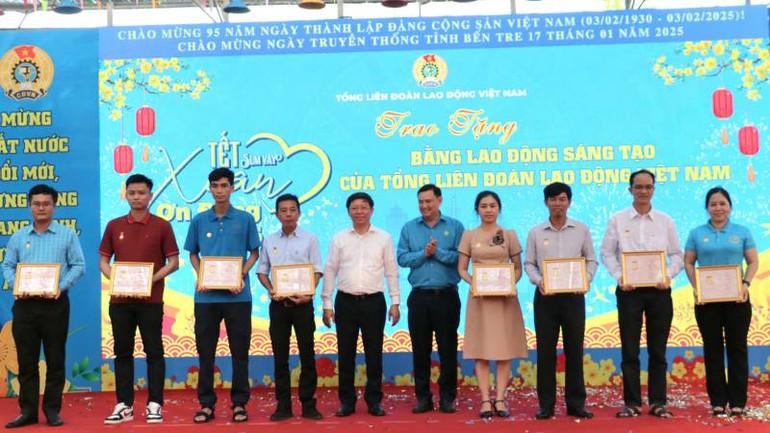 Lãnh đạo tỉnh Bến Tre trao bằng lao động sáng tạo của Tổng Liên đoàn Lao động Việt Nam cho các cá nhân. (Ảnh: HOÀNG TRUNG)