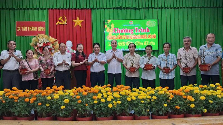 Trao hoa, cây kiểng Tết cho nông dân có hoàn cảnh khó khăn tại huyện Mỏ Cày Bắc. (Ảnh: HOÀNG TRUNG)