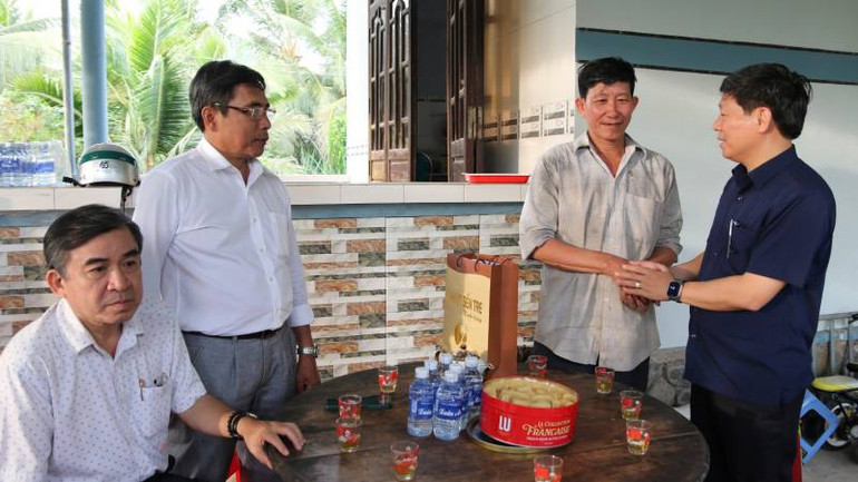 Lãnh đạo tỉnh Bến Tre gặp gỡ, thăm hỏi người dân đồng thuận bàn giao mặt bằng cho đơn vị thi công. (Ảnh: HOÀNG TRUNG)