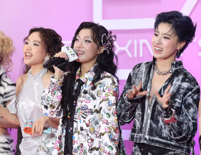 "Em xinh say hi" ra mắt, giao lưu cùng khán giả. "Em xinh say hi" ra mắt, giao lưu cùng khán giả.