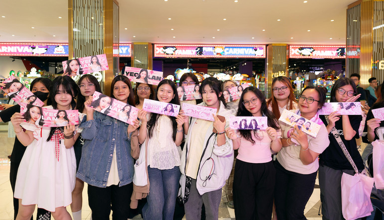 Đông đảo khán giả đến cổ vũ, giao lưu cùng các em xinh