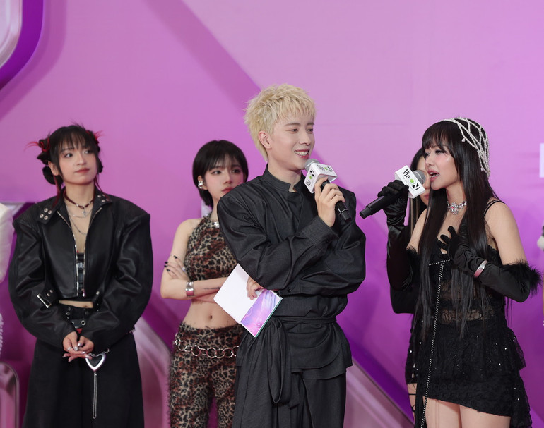 Em xinh say hi ra mắt, giao lưu cùng khán giả.