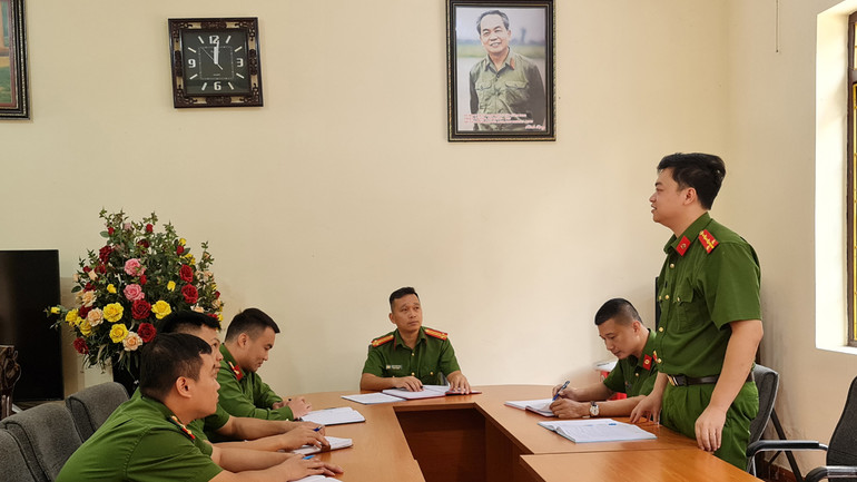 Cán bộ, chiến sĩ Công an xã Tân Thanh huyện Văn Lãng họp bàn lên phương án đấu tranh với các loại tội phạm, vi phạm pháp luật về ma túy.