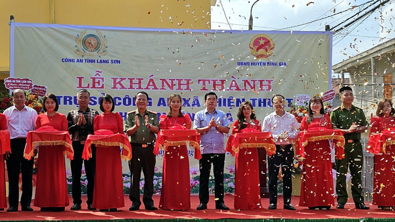 Đại diện lãnh đạo Công an tỉnh Lạng Sơn và huyện Bình Gia cắt băng khánh thành trụ sở Công an xã Thiện Thuật.