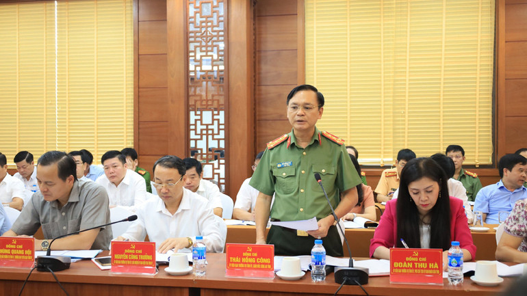 Đồng chí Thái Hồng Công, Giám đốc Công an tỉnh Lạng Sơn, báo cáo công tác an ninh trên địa bàn tỉnh Lạng Sơn.