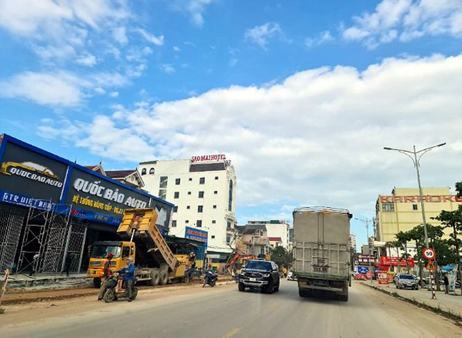 Tiến độ giải phóng mặt bằng trên địa bàn huyện Diễn Châu mới chỉ đạt khoảng 80%, khó khăn nhất là đoạn Km0+500 đang bị vướng mắc đền bù giải phóng mặt bằng.
