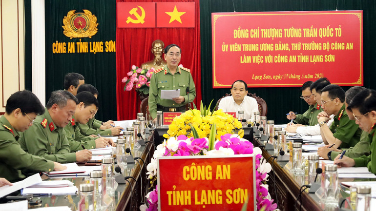 Đồng chí Trần Quốc Tỏ, Ủy viên Trung ương Đảng, Thứ trưởng Công an làm việc với Công an tỉnh Lạng Sơn.