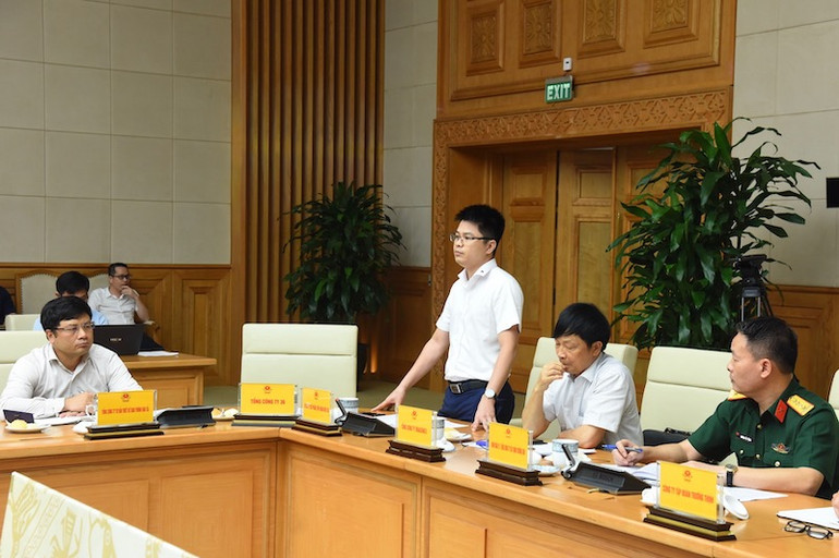 Đại diện lãnh đạo Tập đoàn Đèo Cả (đơn vị thi công tuyến đường cao tốc) phát biểu.