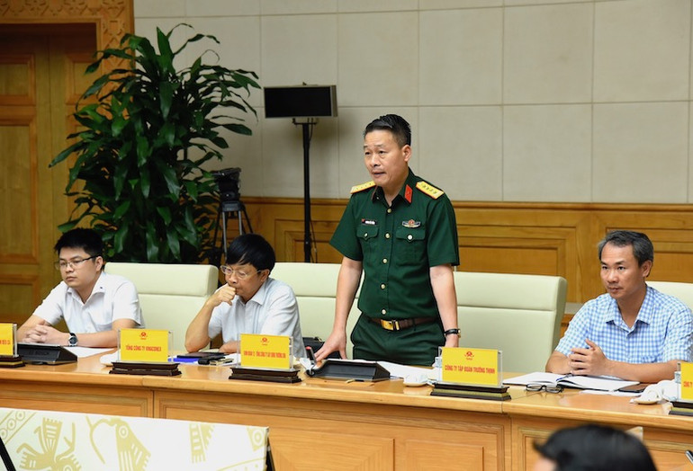 Đại diện lãnh đạo Binh đoàn 12 (đơn vị thi công tuyến đường cao tốc) phát biểu.