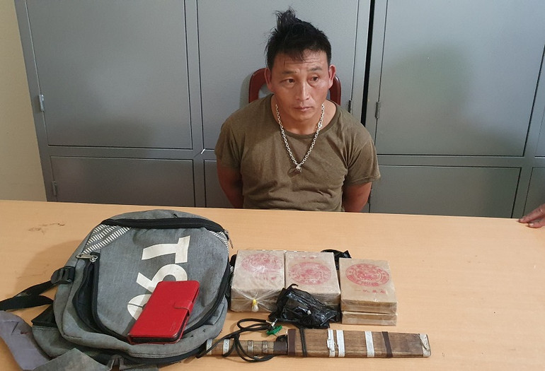 Đối tượng Vàng A Vừ cùng tang vật 6 bánh hê-rô-in khi bị lực lượng chức năng bắt giữ.