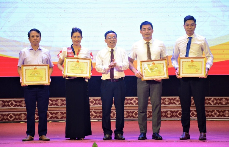 Thừa ủy quyền, đồng chí Nguyễn Văn Đoạt, Giám đốc Sở Giáo dục và Đào tạo Điện Biên trao Bằng khen của Bộ Giáo dục và Đào tạo cho các tập thể.