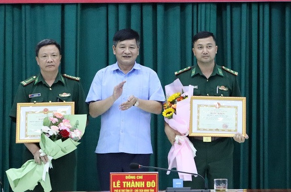 Đồng chí Lê Thành Đô trao Bằng khen tặng hai tập thể có thành tích xuất sắc phá thành công Chuyên án ĐB523P.