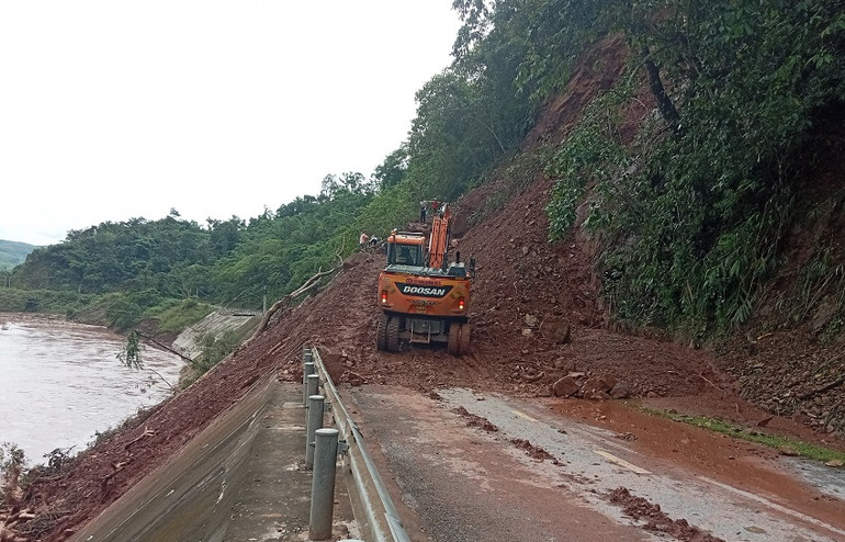 Một trong rất nhiều điểm sạt lở nghiêm trọng trên quốc lộ 4H từ Mường Chà đi huyện Mường Nhé, gây ách tắc giao thông.