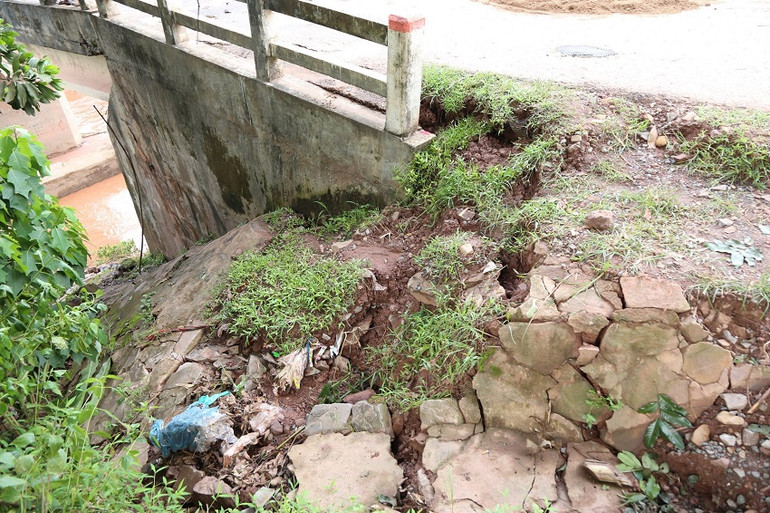 Vết nứt nghiêm trọng tại mố cầu Nậm Nhé II.