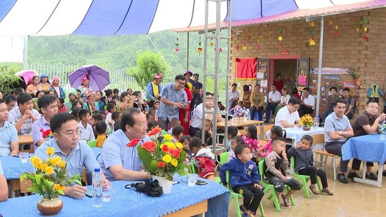 Rất đông người dân bản Háng Tàu tham dự lễ khởi công xây dựng công trình nước sinh hoạt.