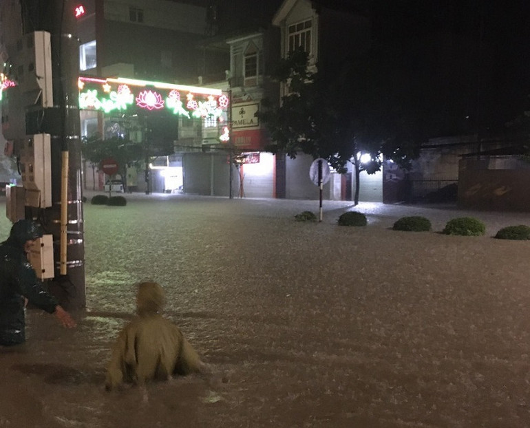 Đêm 2/8, mưa lớn làm đường Võ Nguyên Giáp thành phố Điện Biên Phủ ngập gần 1m.