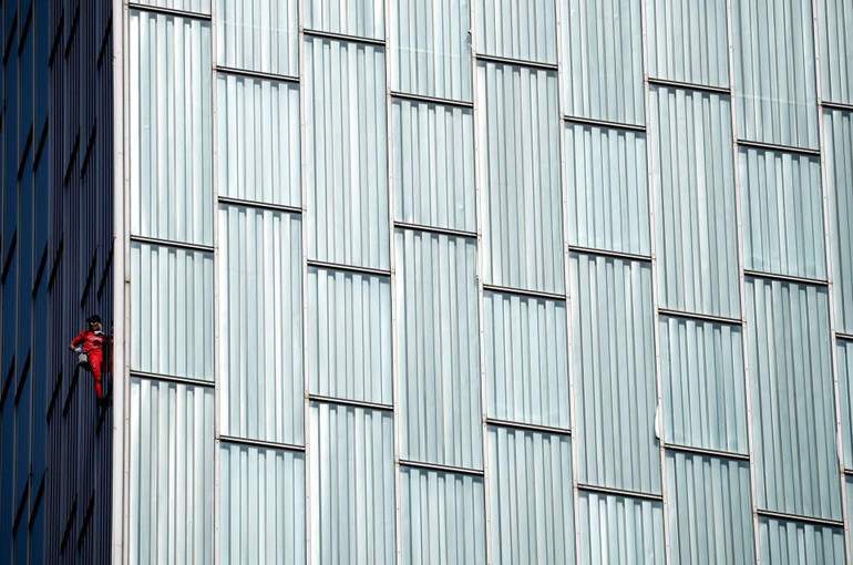 "Người nhện" Pháp Alain Robert leo lên tòa nhà ở Barcelona, Tây Ban Nha chỉ với phấn bột và giày leo núi. Ảnh: Reuters.