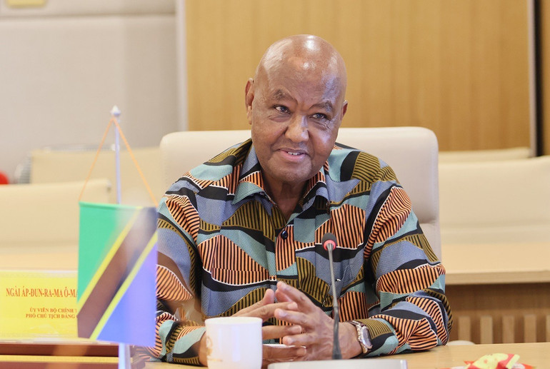 Ngài Abdulrahman Omar Kinana chia sẻ tại buổi tiếp. Ngài Abdulrahman Omar Kinana chia sẻ tại buổi tiếp.