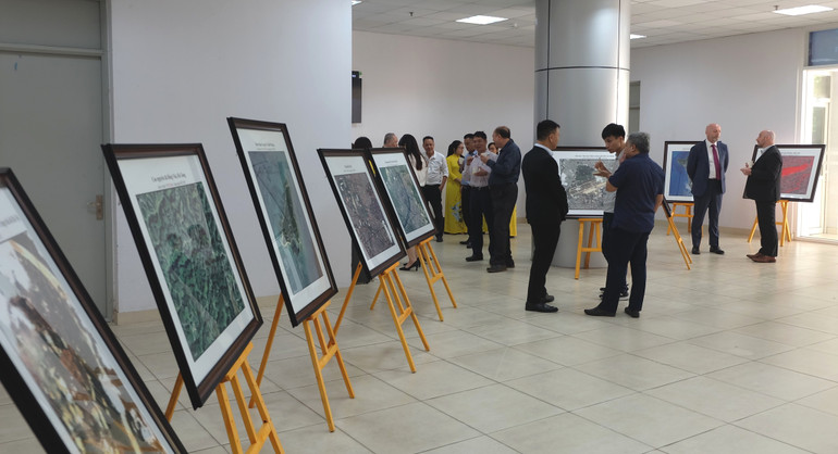 Triển lãm các bức ảnh do vệ tinh VNREDSat-1 chụp.