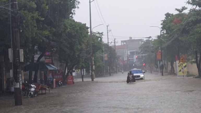 Điều đáng nói là hầu hết các tuyến đường bị ngập này đều mới được đầu tư kinh phí nâng cấp, chống ngập nhưng tình trạng "ngập sau mưa" vẫn chưa được cải thiện.