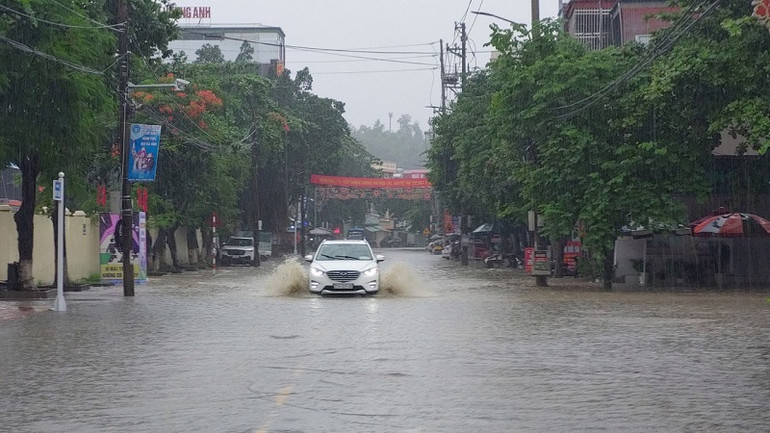 Việc di chuyển của các phương tiện qua đoạn đường cạnh sân vận động tỉnh Điện Biên hết sức khó khăn.