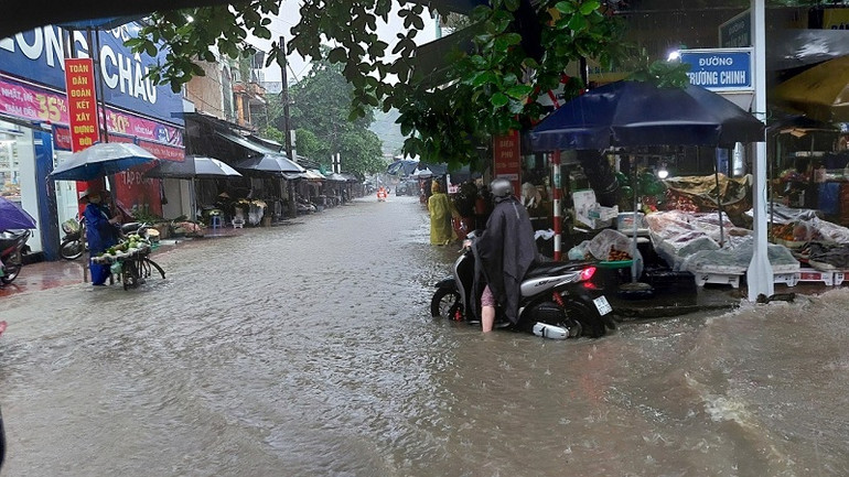 Đoạn đường tại cổng chợ Trung tâm 3 thuộc tổ dân phố 9 phường Mường Thanh thành phố Điện Biên Phủ bị ngập nặng.