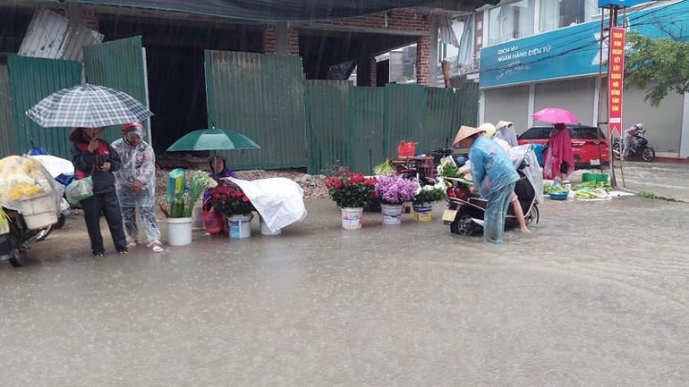 Khu vực chợ Trung tâm 3 ngập từ 50-70cm, khiến hoạt động mua bán của người dân rất vất vả.