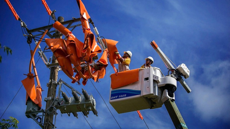 Nhân viên EVNCPC "sửa chữa nóng" đường dây không cắt điện. Nhân viên EVNCPC "sửa chữa nóng" đường dây không cắt điện.