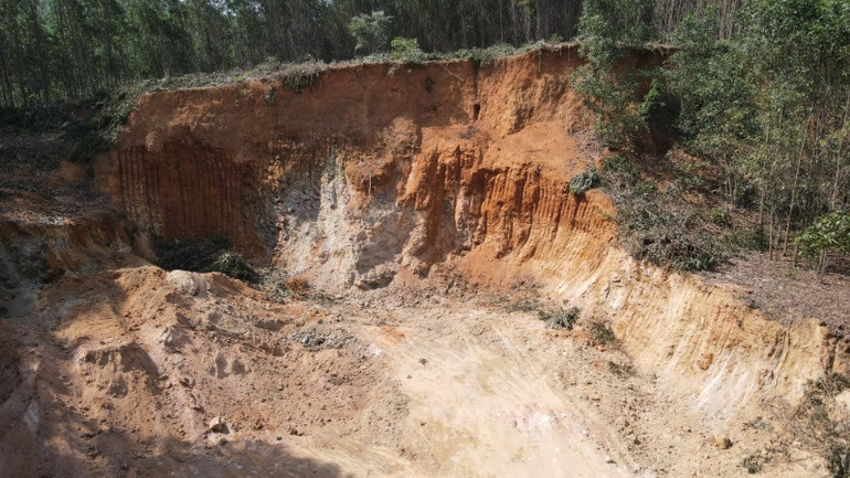 Một phần khu vực khai thác đất, đá trái phép nhìn từ trên cao.