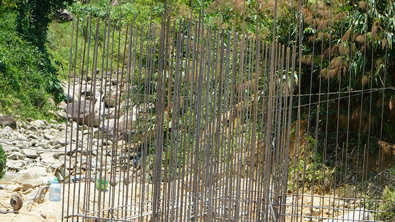 Đơn vị thi công đang hoàn thiện khung sắt mố cầu cho cây cầu còn lại nối vào trung tâm xã Trà Leng.