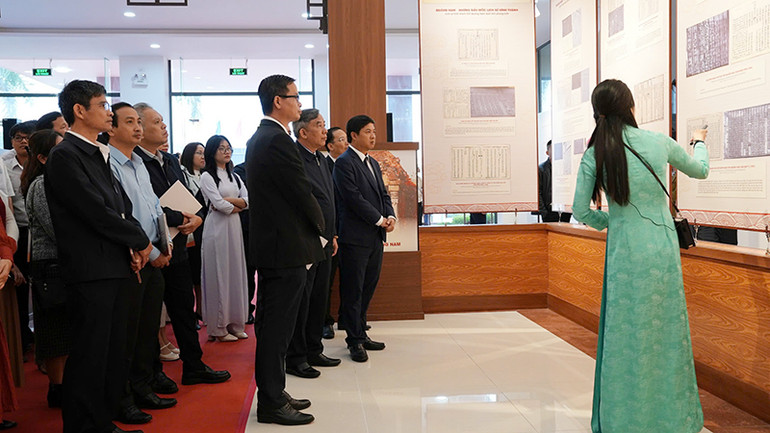 Lãnh đạo tỉnh Quảng Nam cùng các đại biểu tham quan triển lãm “Dấu ấn lịch sử Quảng Nam qua tài liệu lưu trữ nhân kỷ niệm 50 năm Ngày Giải phóng Quảng Nam (24/3/1975-24/3/2025)”.