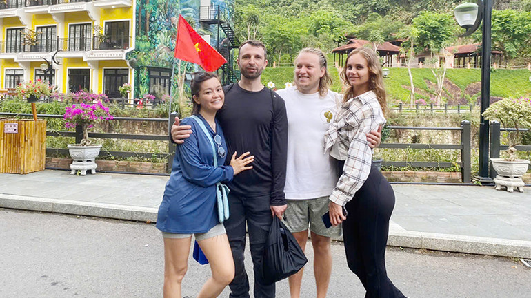 Du khách quốc tế cũng yêu thích khi đến với khu du lịch sinh thái Cổng trời Đông Giang.