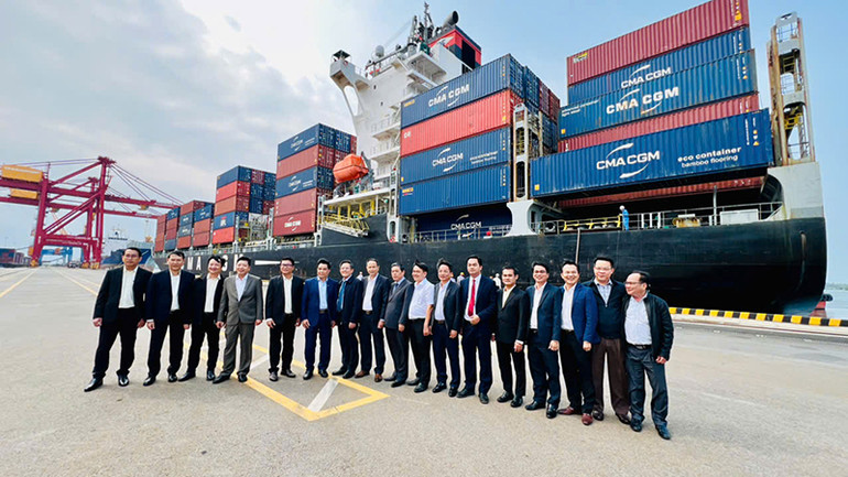 Các đại biểu dự Lễ gắn biển công nhận công trình Bến cảng 5 vạn tấn (dự án mở rộng nâng cấp bến cảng Chu Lai thuộc khu bến cảng Tam Hiệp).