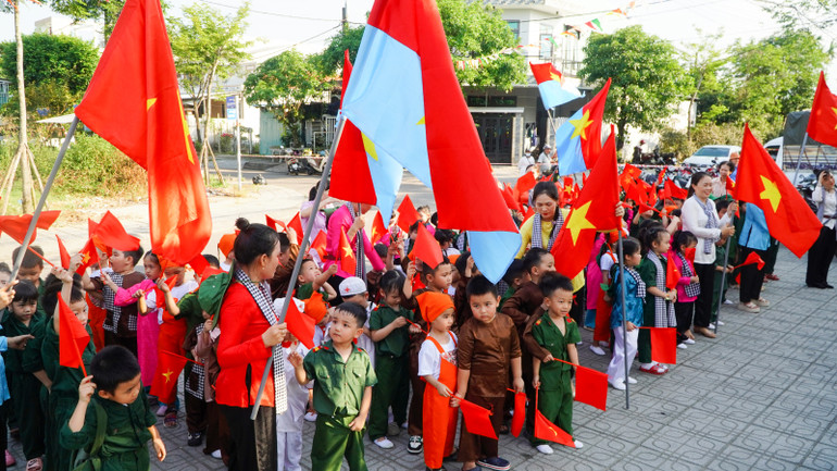 Thông qua hoạt động ngoại khóa để giáo dục tình yêu quê hương, đất nước cho các em nhỏ.