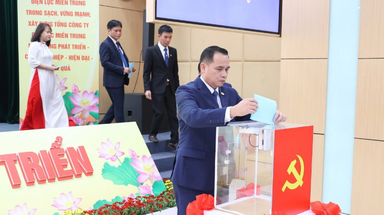 Các đại biểu bỏ phiếu bầu Ban chấp hành Đảng bộ EVNCPC nhiệm kỳ 2025-2030. Các đại biểu bỏ phiếu bầu Ban chấp hành Đảng bộ EVNCPC nhiệm kỳ 2025-2030.