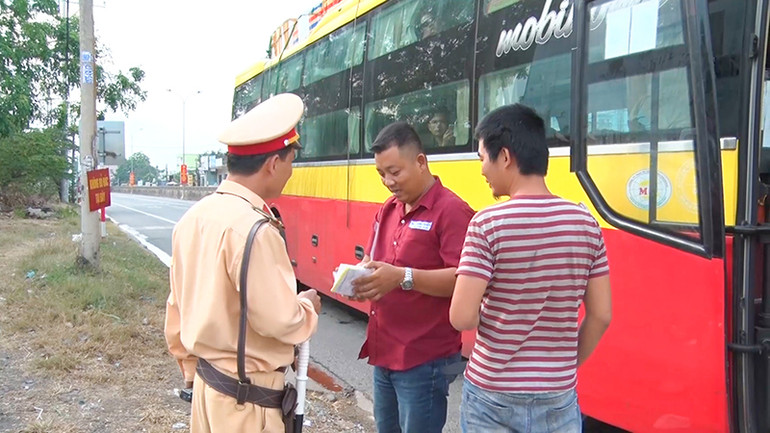Lực lượng Cảnh sát giao thông Công an tỉnh Quảng Nam cũng đồng loạt ra quân tổ chức tuyên truyền, hướng dẫn, điều tiết giao thông, nhất là vào các khung giờ cao điểm.