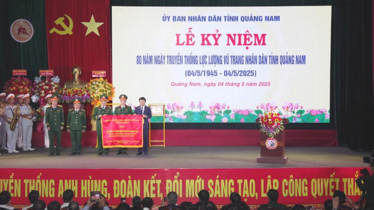 Bí thư Tỉnh ủy Quảng Nam Lương Nguyễn Minh Triết đã tặng bức trướng cho lực lượng vũ trang nhân dân tỉnh Quảng Nam.