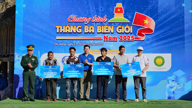 Ủy viên BCH Trung ương Đoàn, Phó Bí thư Tỉnh đoàn Quảng Nam Vũ Gia Dân trao tặng bảng tượng trưng cho đại diện các thôn trong chương trình "Tháng Ba biên giới".