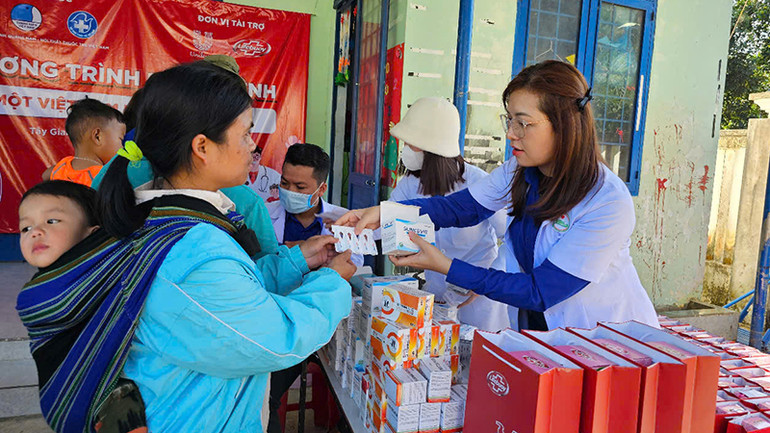 Đoàn tình nguyện đã khám bệnh và phát thuốc miễn phí cho người dân ở Tây Giang.