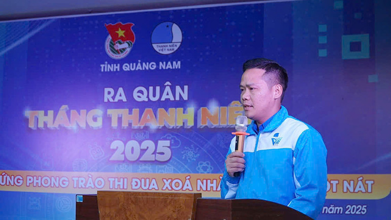 Phó Bí thư Thường trực Tỉnh đoàn, Chủ tịch Hội LHTN Việt Nam tỉnh Quảng Nam Hoàng Văn Thanh phát biểu ra quân Tháng Thanh niên 2025 tại huyện Đông Giang.